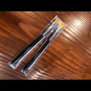 Younique Cream Shadow Brush this is for 2 brushes